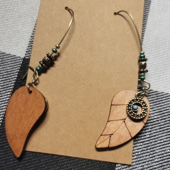 New homemade bohemian wooden leave and turquoise earrings - Picture 4 of 4